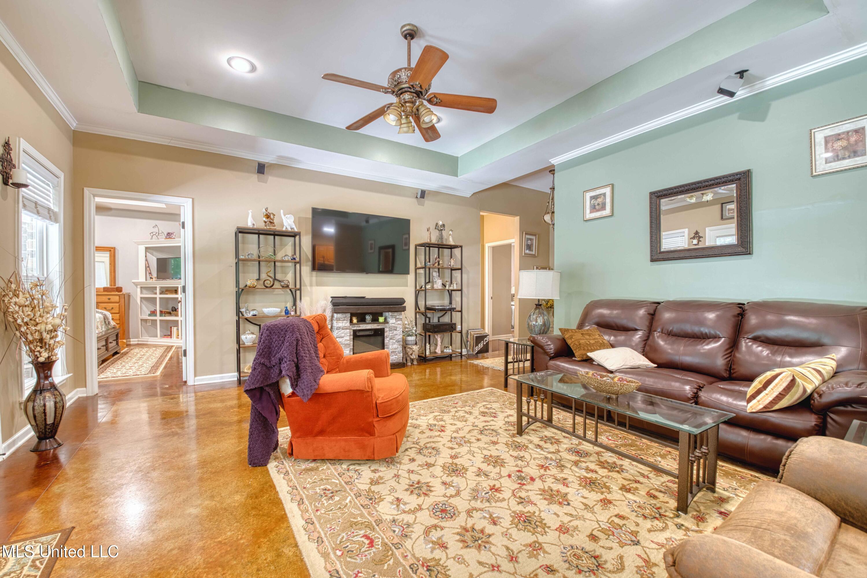 Image 4: Interior-16