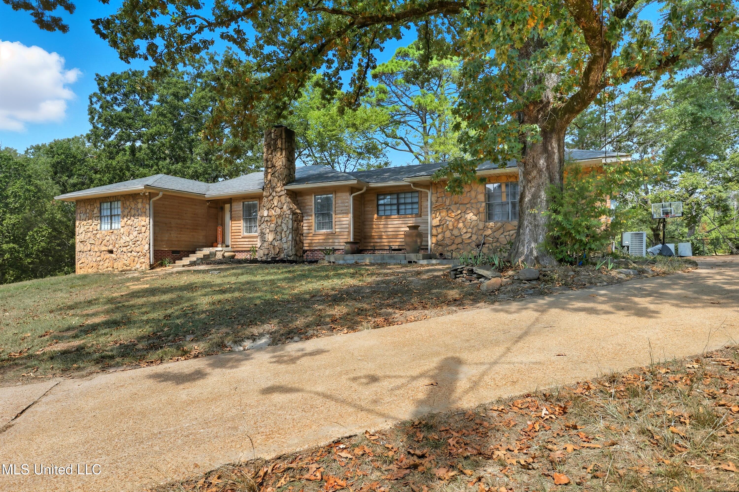 Image 3: 108 Wynndale Lake Road