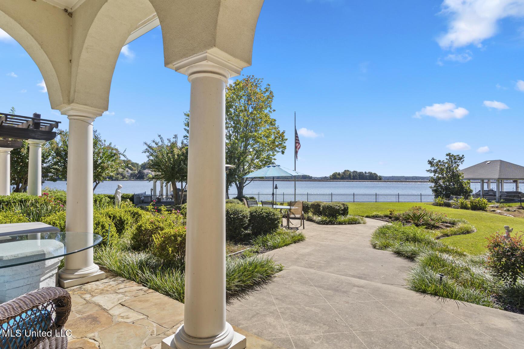 Image 2: 106 Colony Crown-43