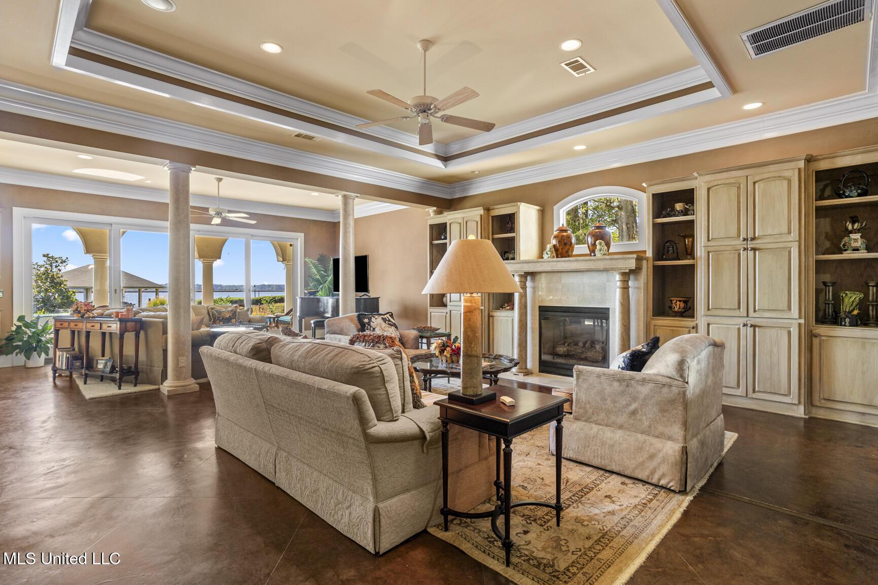 Image 4: 106 Colony Crown-9