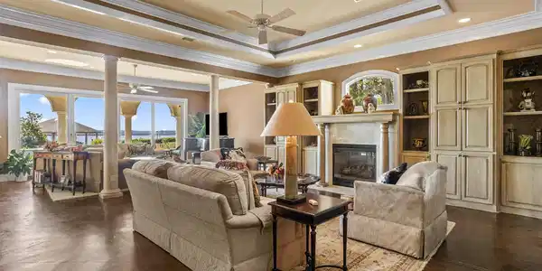 Image 4: 106 Colony Crown-9
