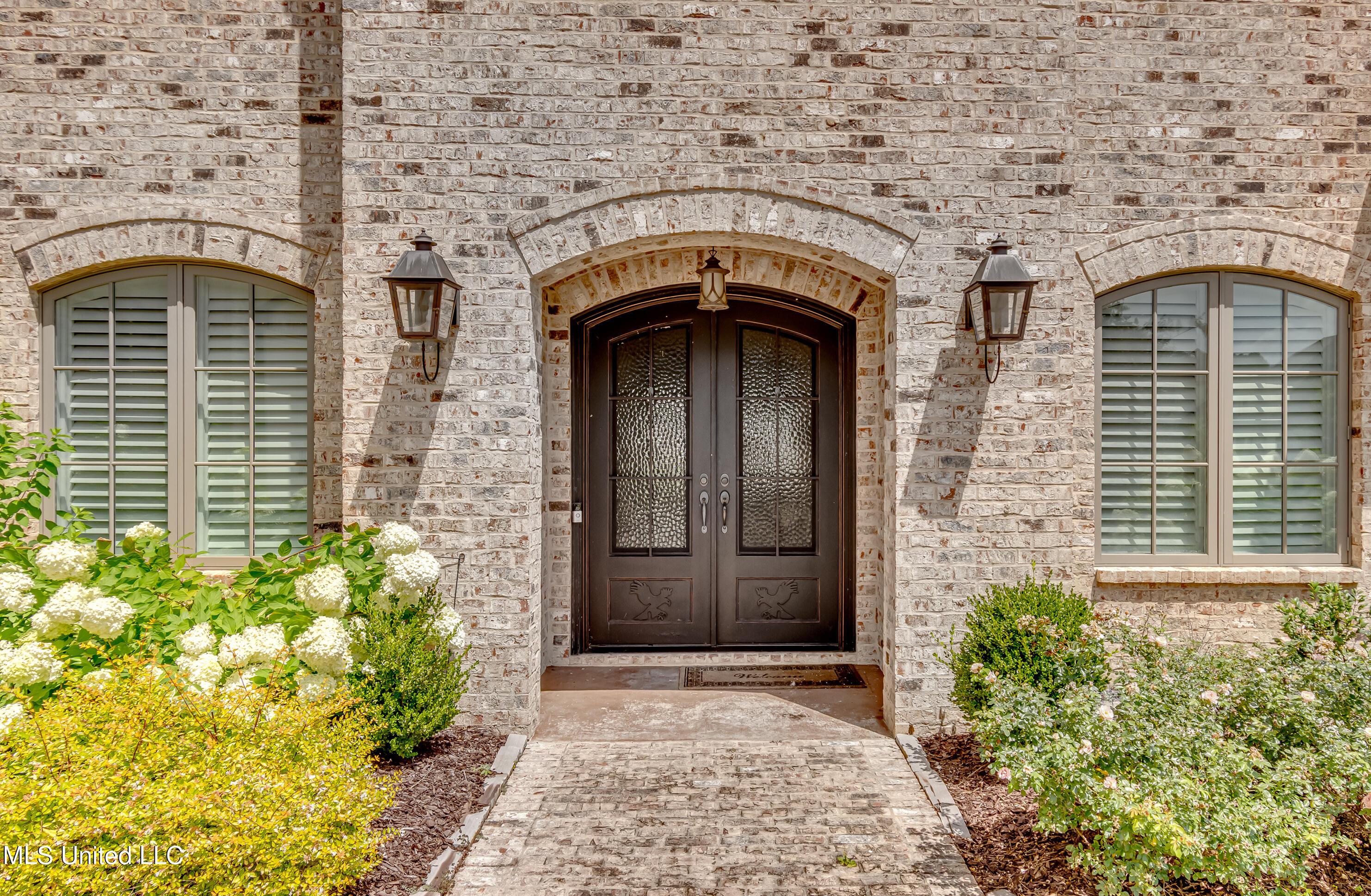 Image 2: 112 Honours Dr-1