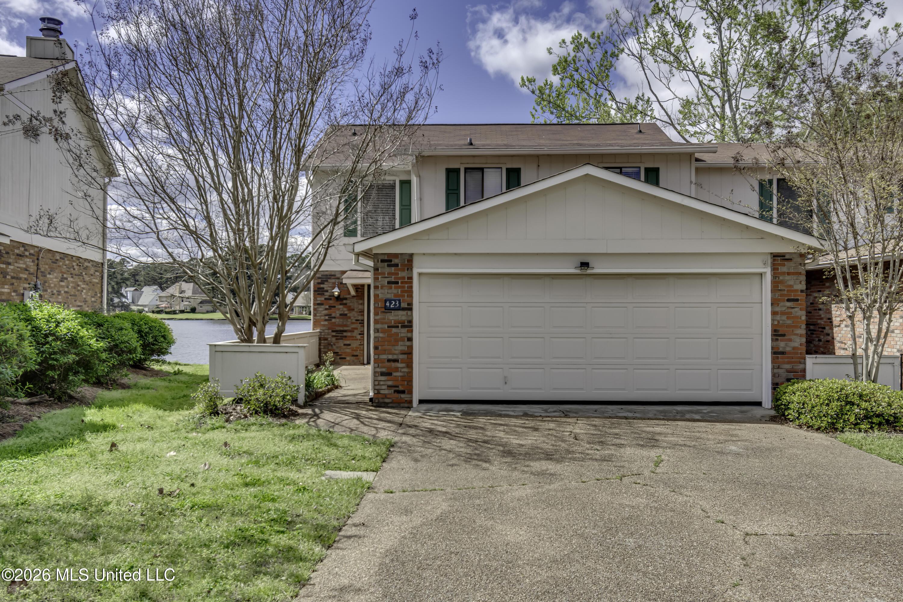 Image 1: 423 Lake Bend Pl--52