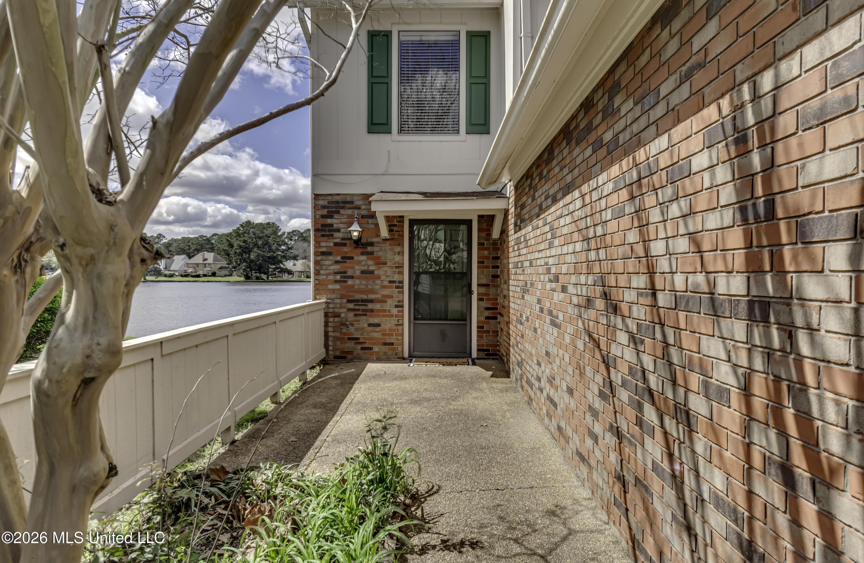 Image 2: 423 Lake Bend Pl--49