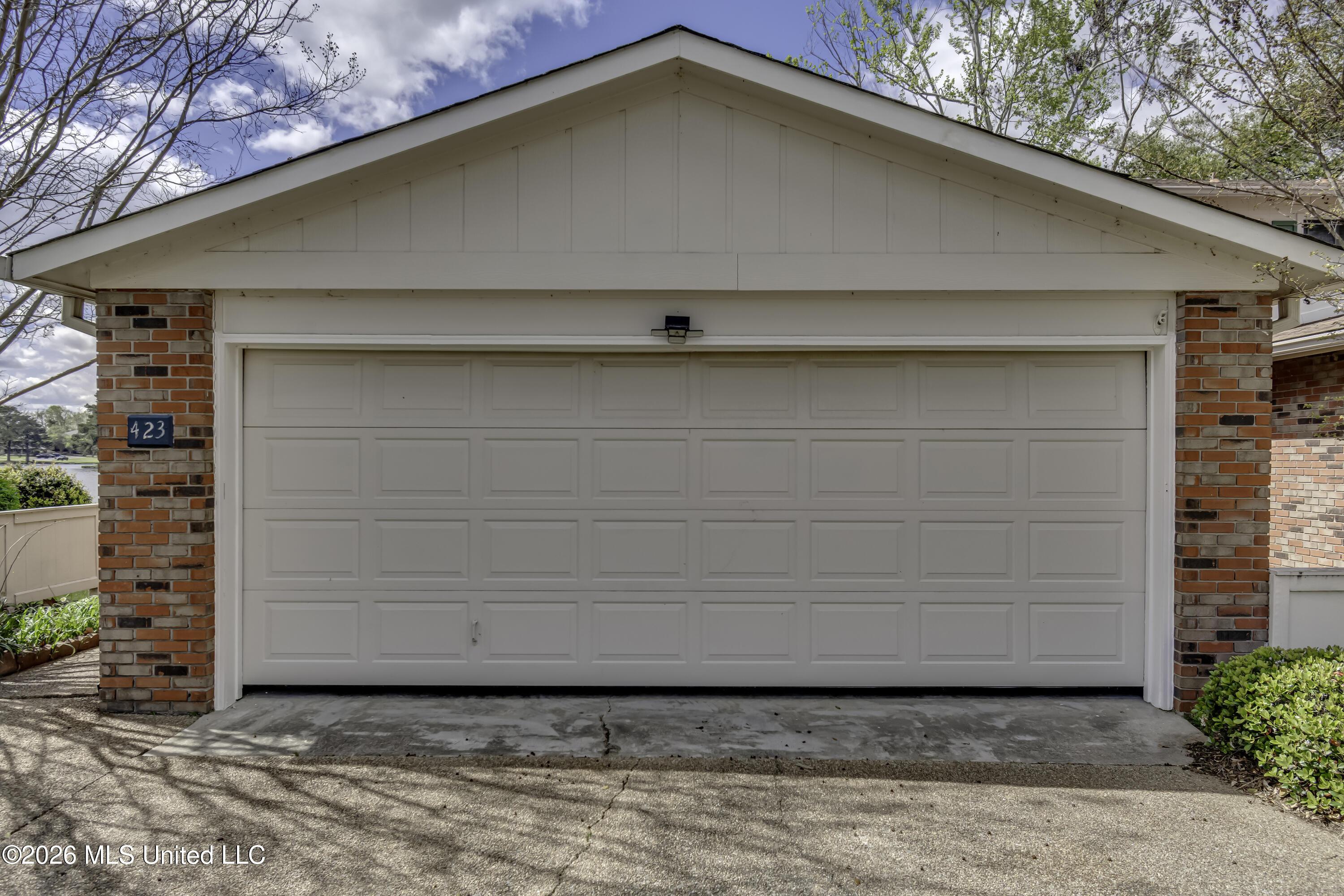 Image 4: 423 Lake Bend Pl--51