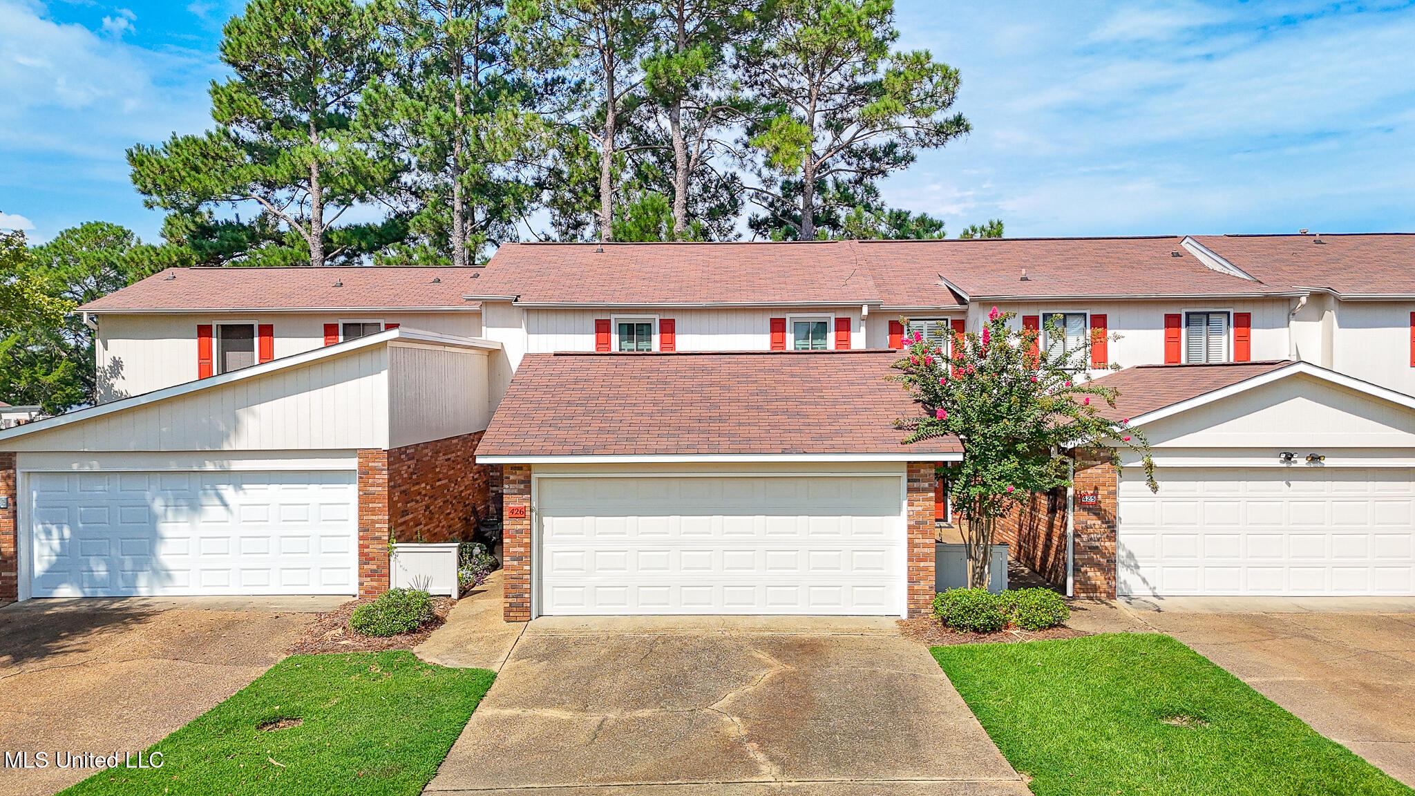 Image 2: Welcome to 426 Lakebend Pl