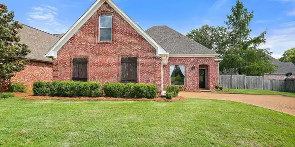 565 Eastside Cove