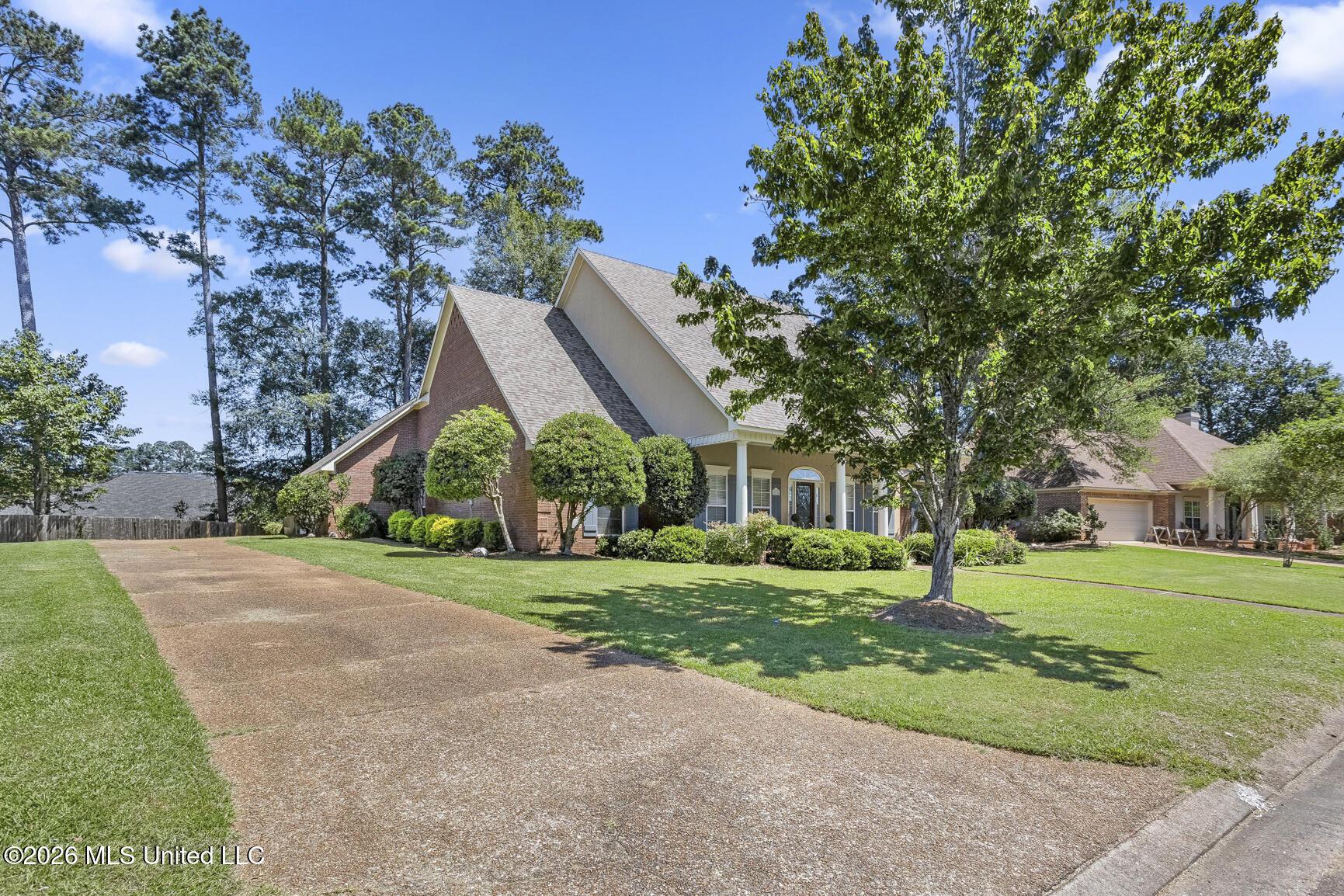 Image 2: 525 Ridge Cir_jhookphotos-1