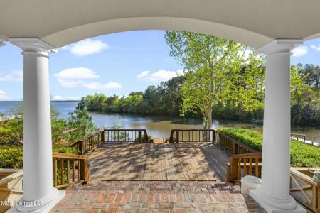 125 Overlook Pointe Drive