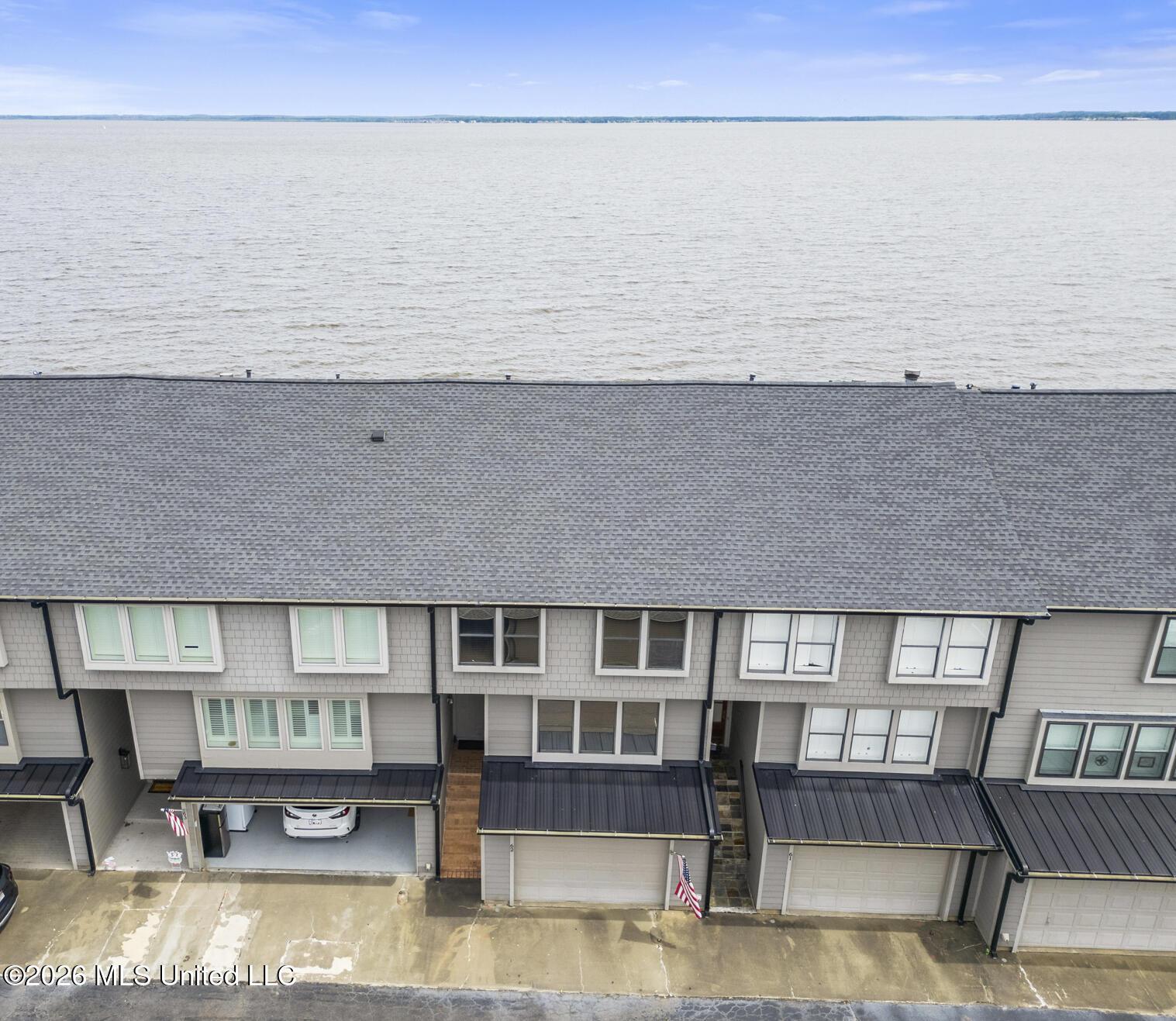 Image 2: Garage included!