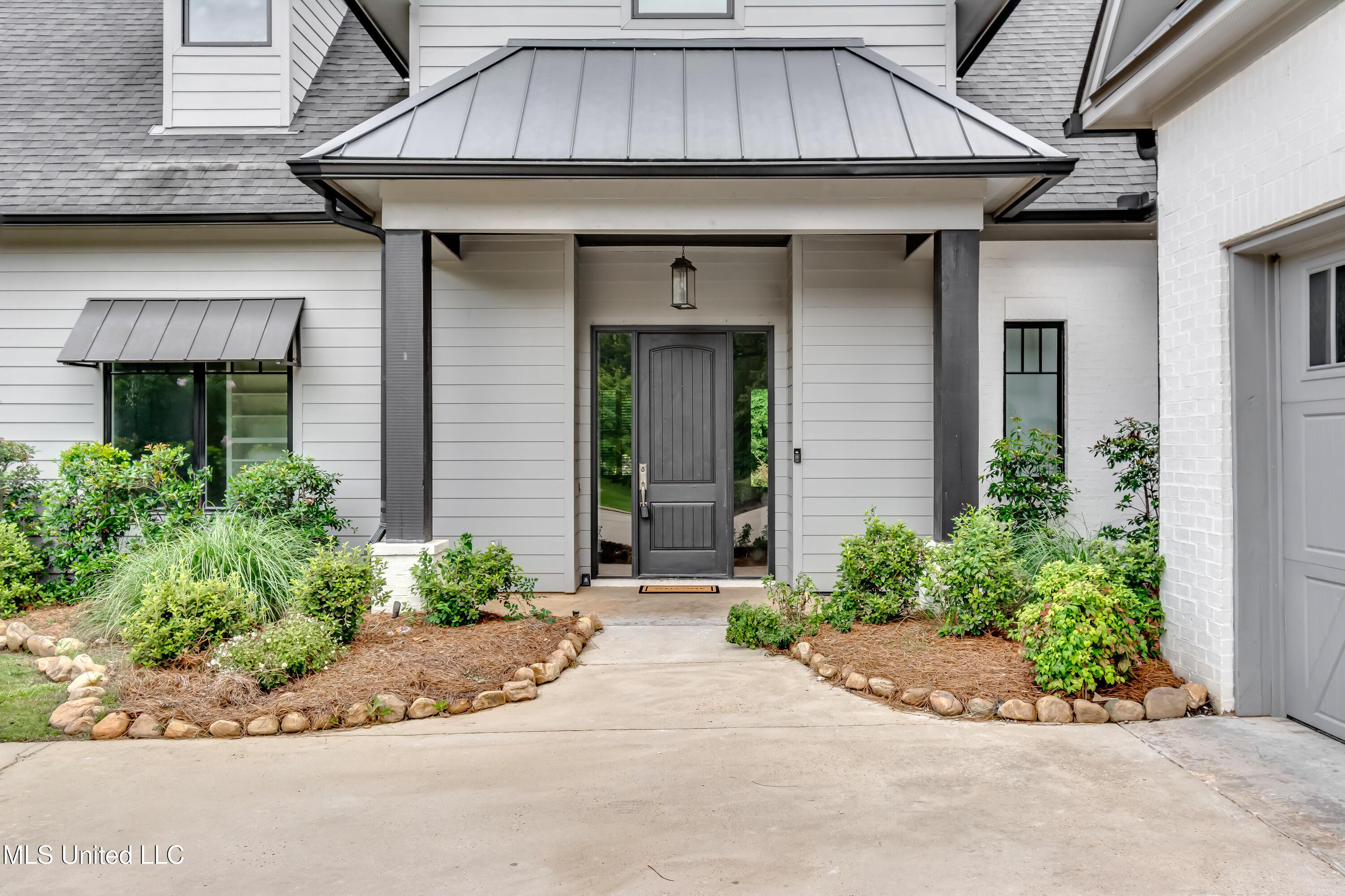 Image 2: 215 Chestnut Springs Int-1