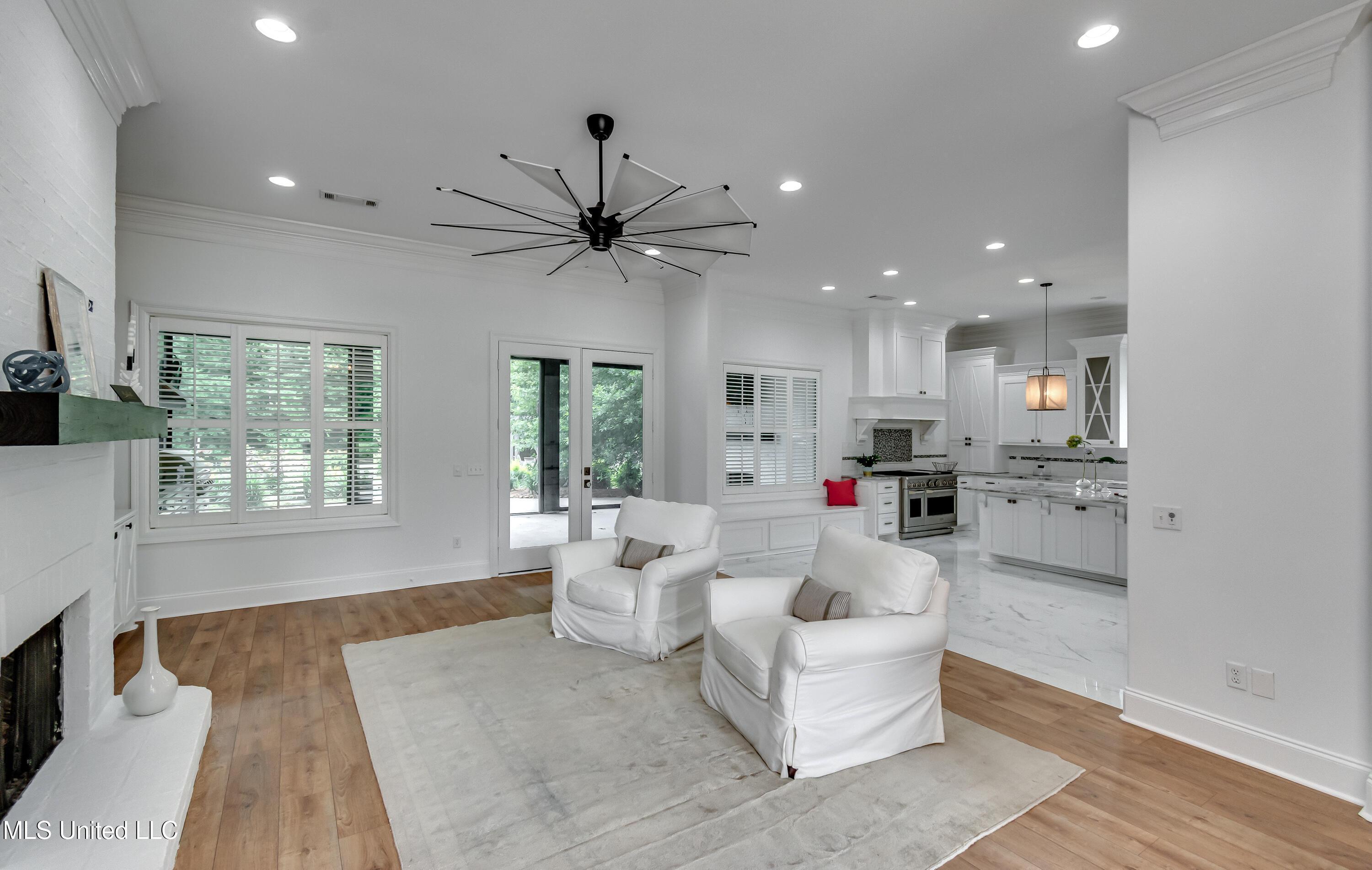 Image 3: 215 Chestnut Springs Int-5