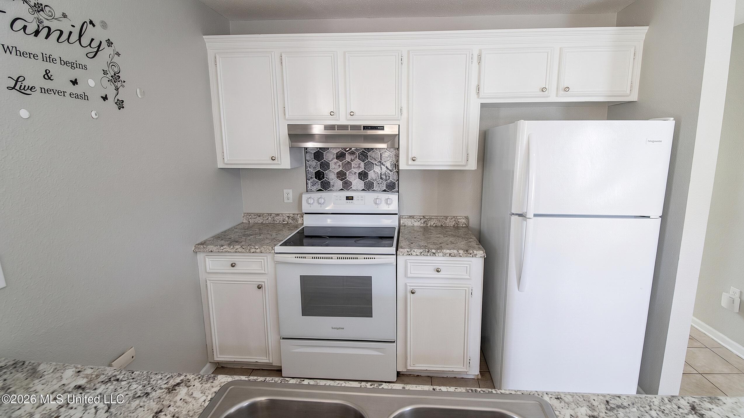 Image 2: 2 (Kitchen) (1)