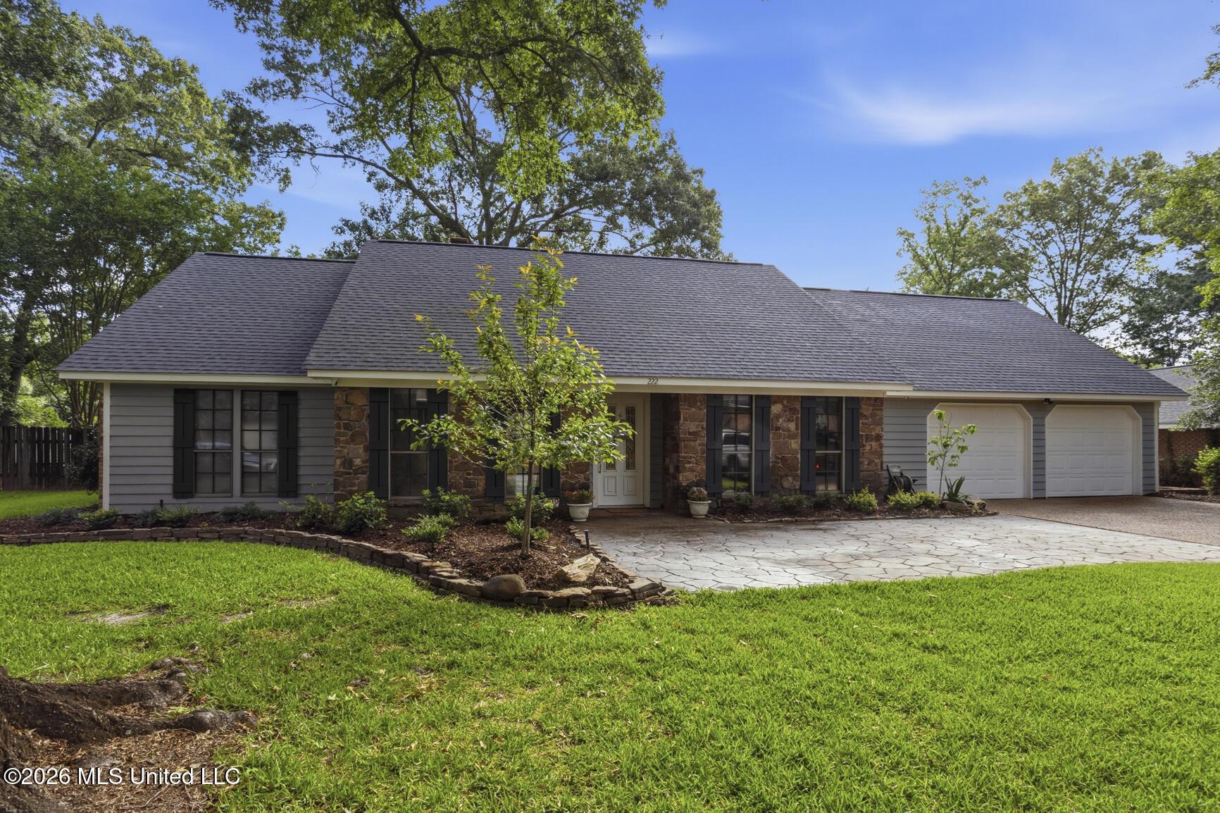 Image 2: 222 Greenfield Pl-2