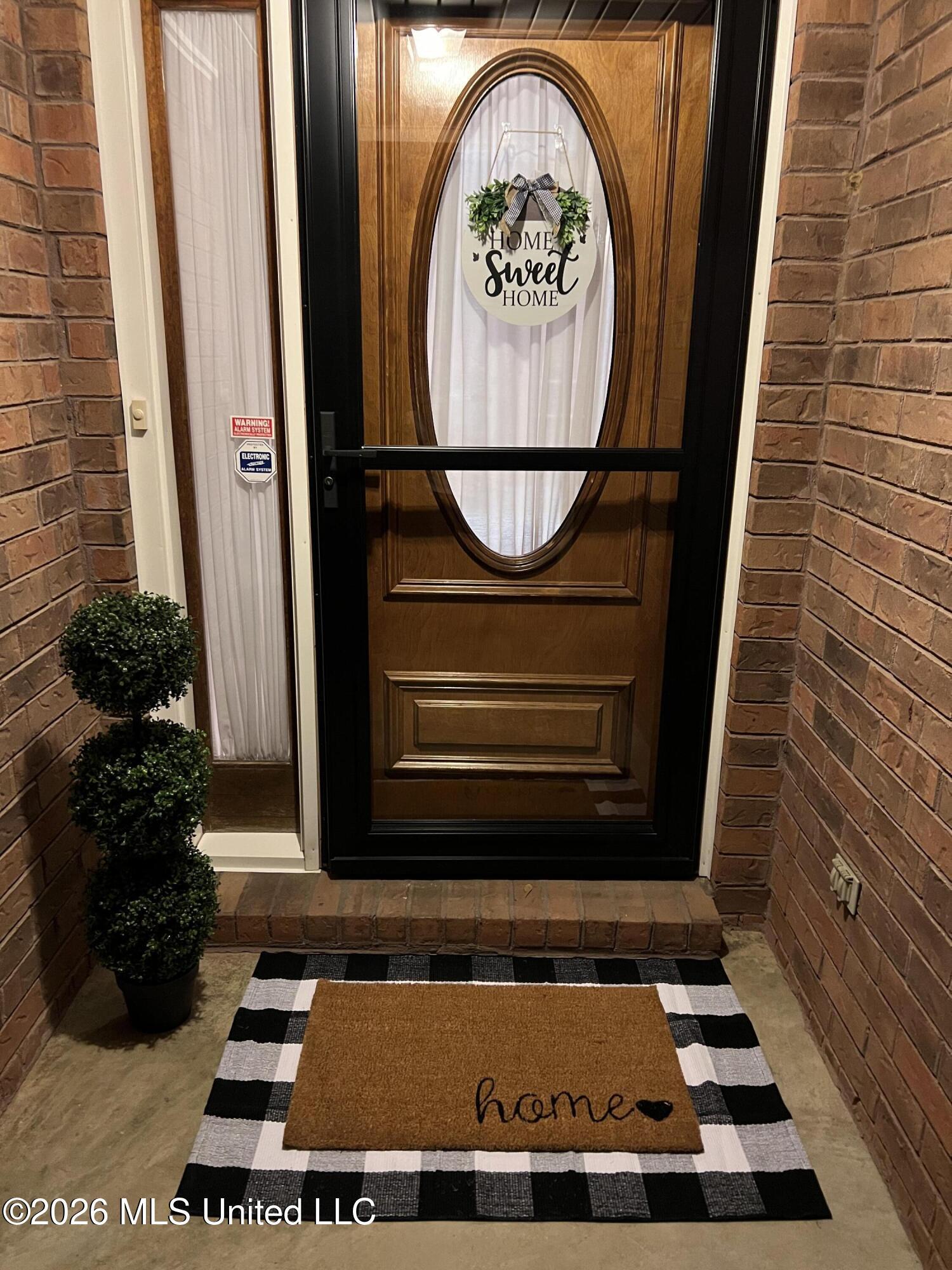 Image 3: 4020 Maryan - front door