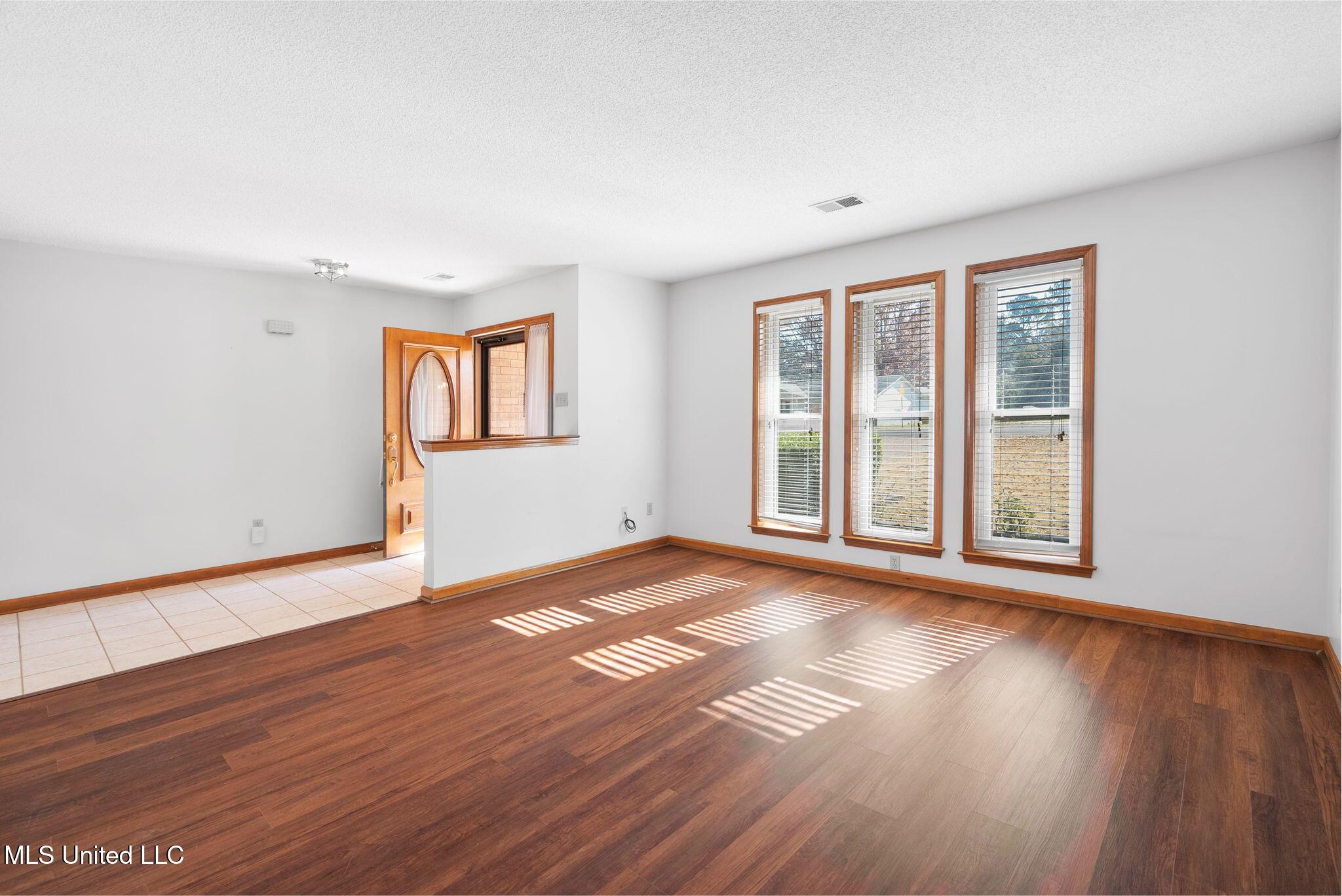 Image 4: 11-web-or-mls-4020 Maryan Ct-10