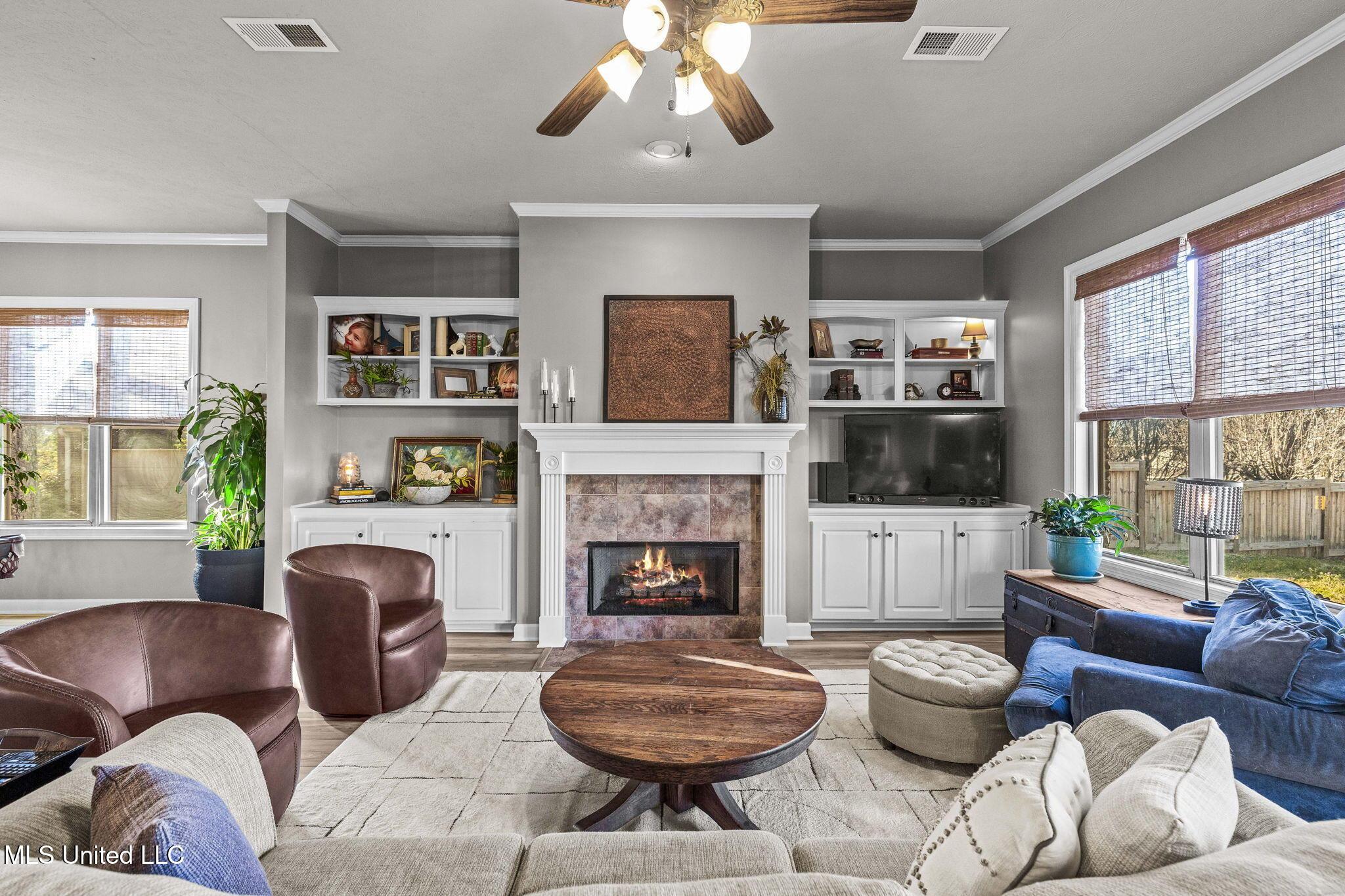 Image 2: 12-web-or-mls-1404 Windrose-12