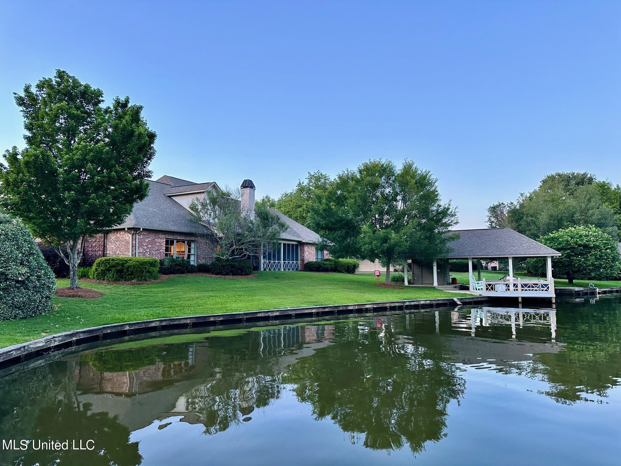 Image 4: BACKYARD BOATHOUSE 159 BEAUFORT