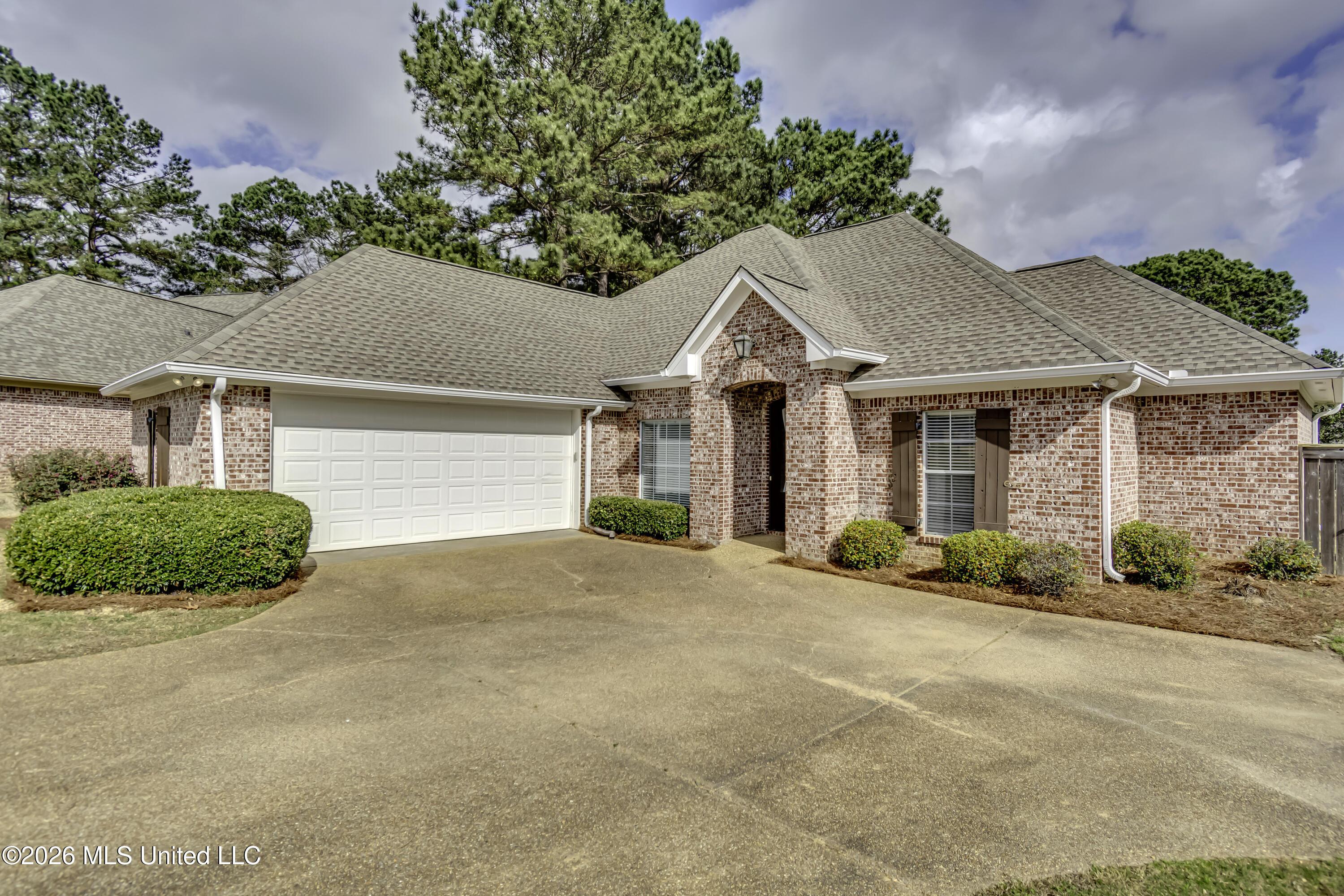 Image 2: 106 Linden Cv--54