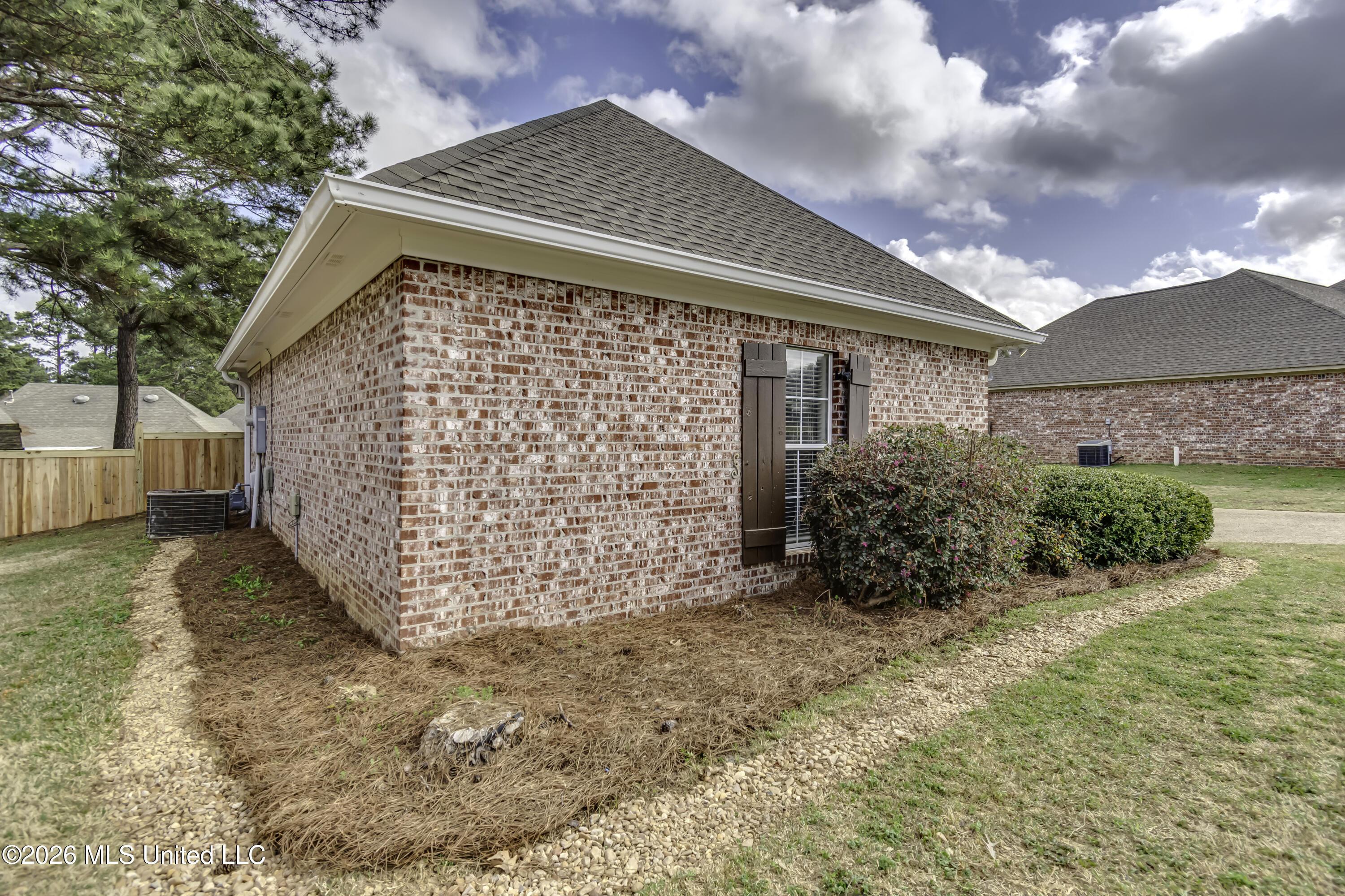 Image 4: 106 Linden Cv--51