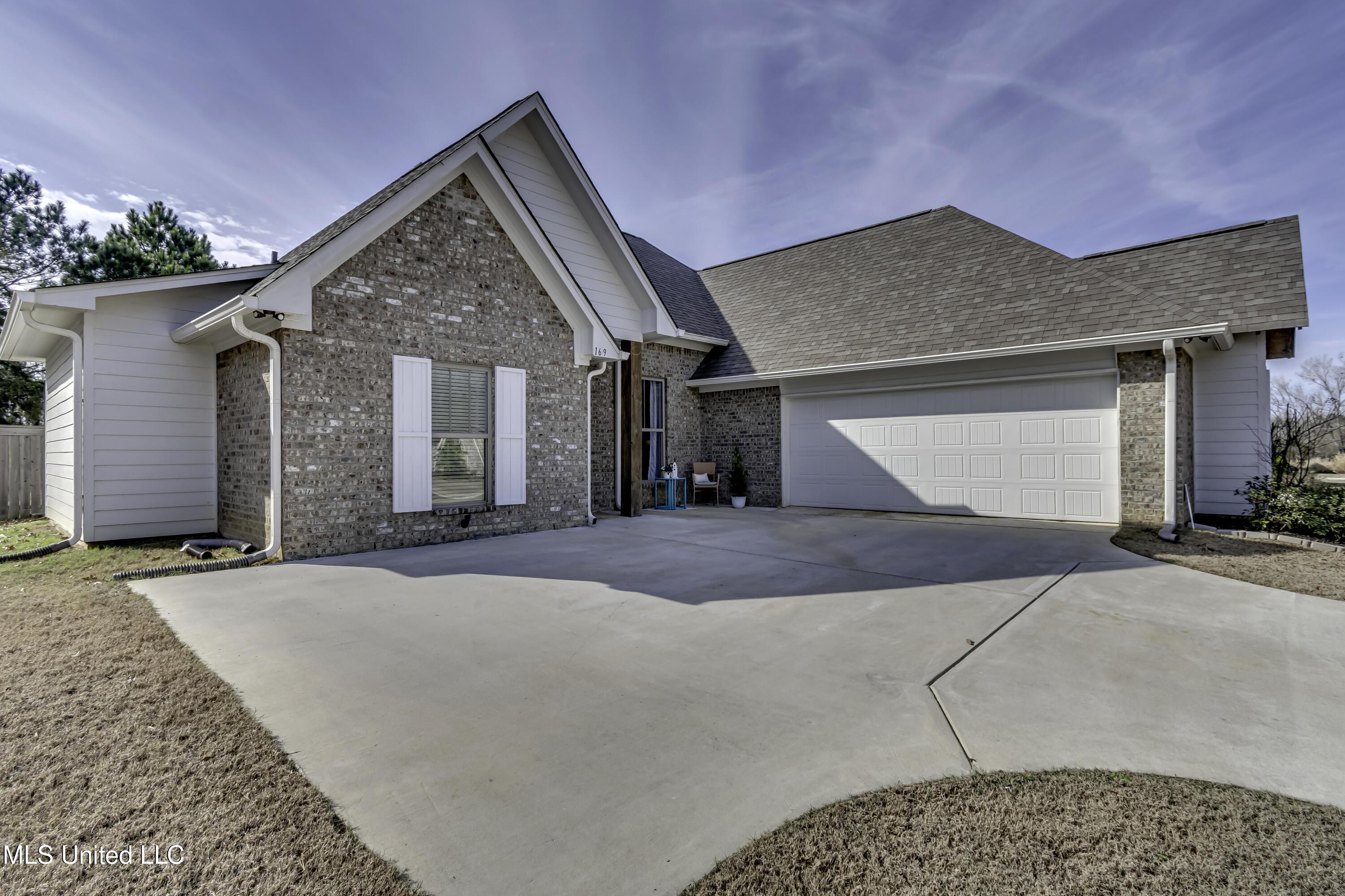 Image 2: 169 Shoreview Dr.--3