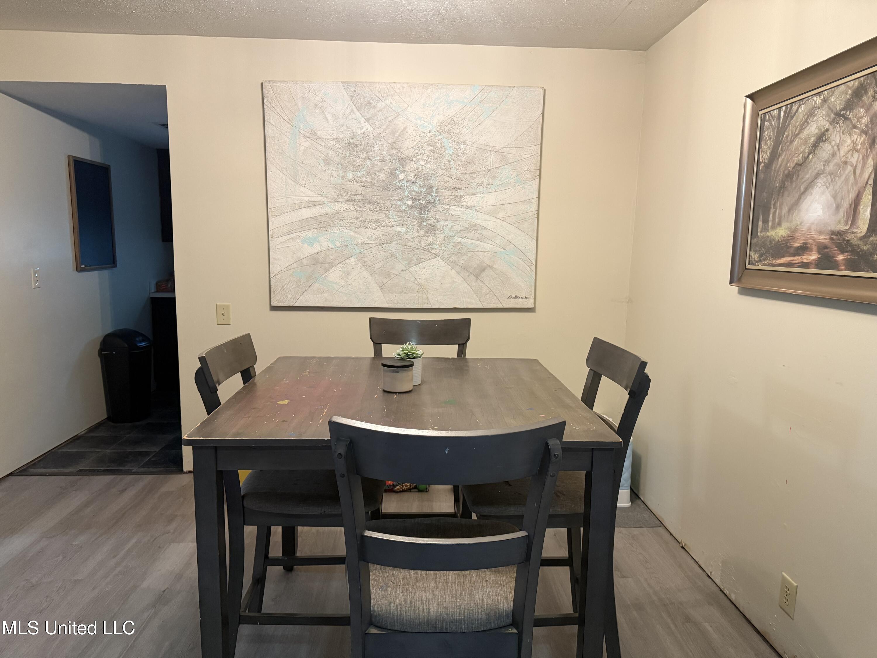 Image 4: dining room