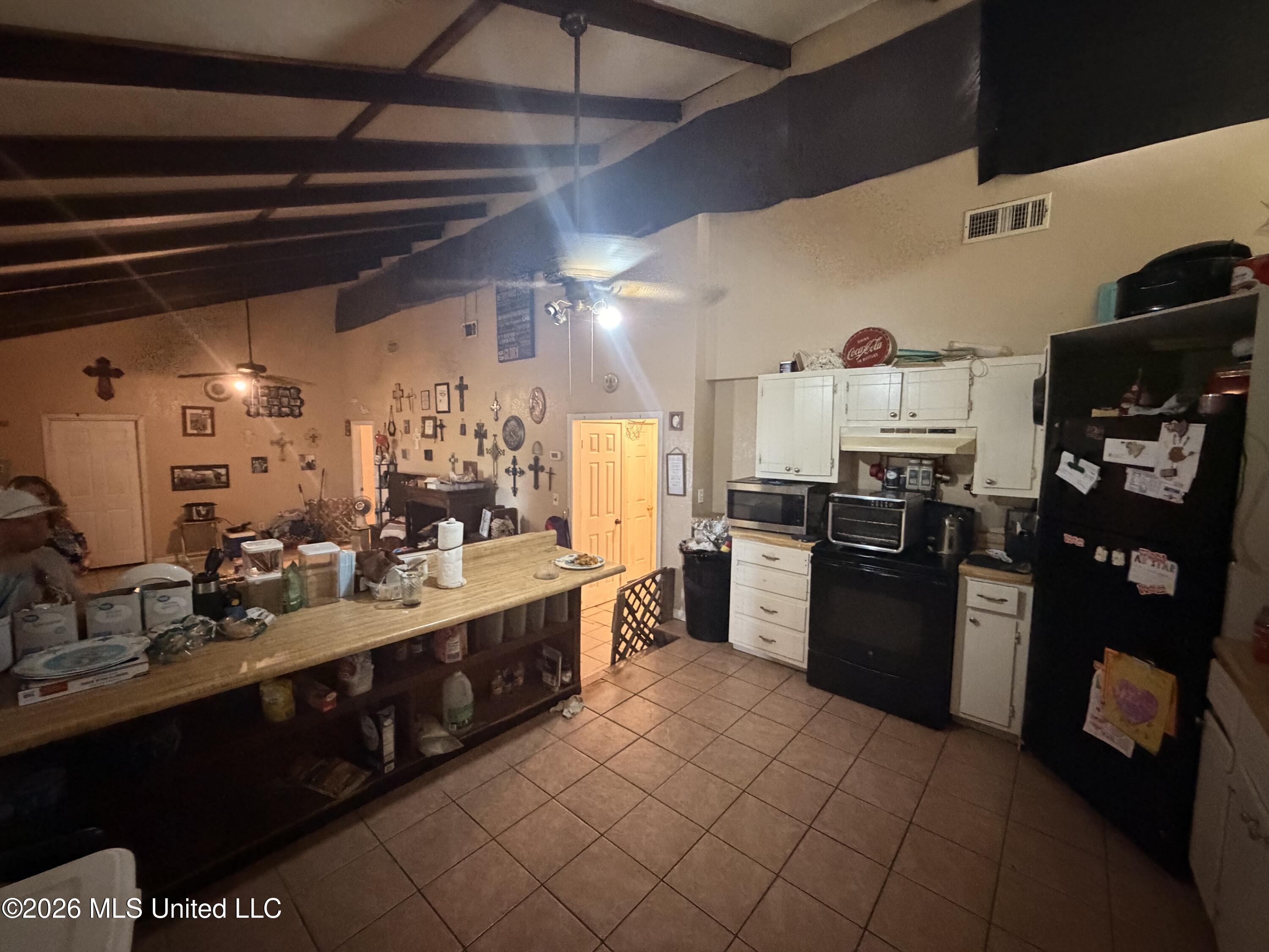 Image 4: Kitchen and Living Room