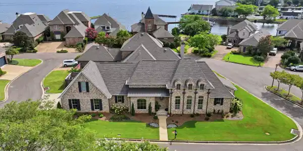 103 Summers Lane