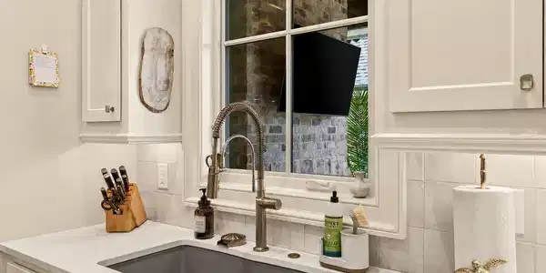 Image 4: Kitchen