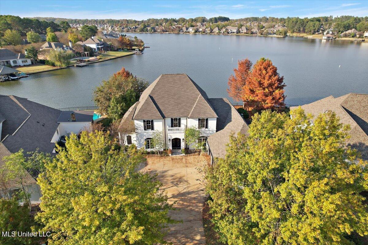 Image 1: 55-House On Lake