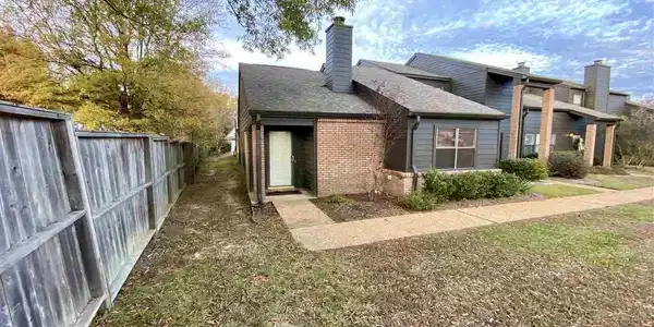 54 WOODLAKE DR