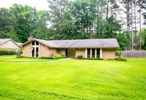 212 EAST LAKE DR