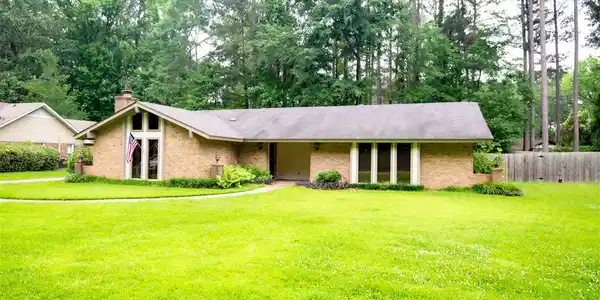 212 EAST LAKE DR