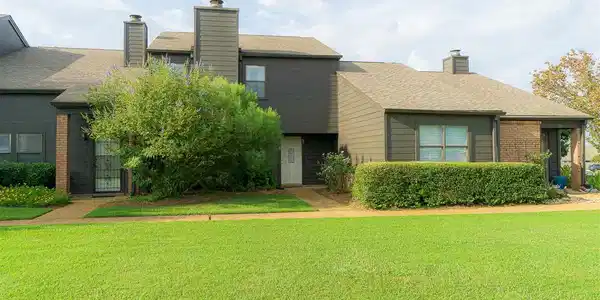 57 WOODLAKE DR