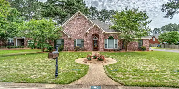 100 Red Oak Trail