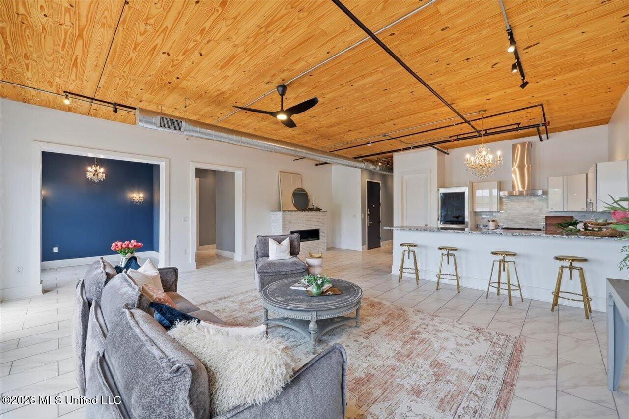 Image 4: 06-145 Republic St unit 431 _ Home Tours