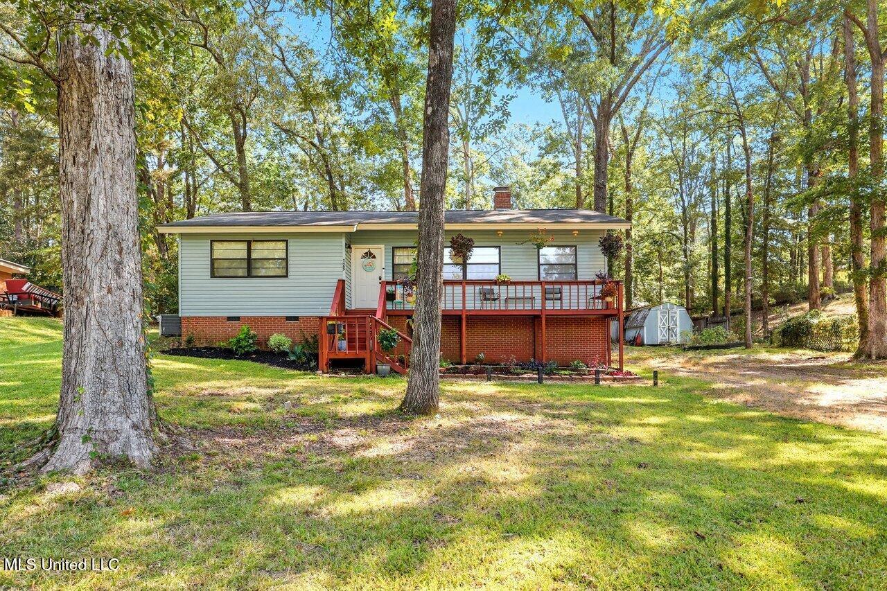 Image 1: 129 Camellia Cir Home Tours MS