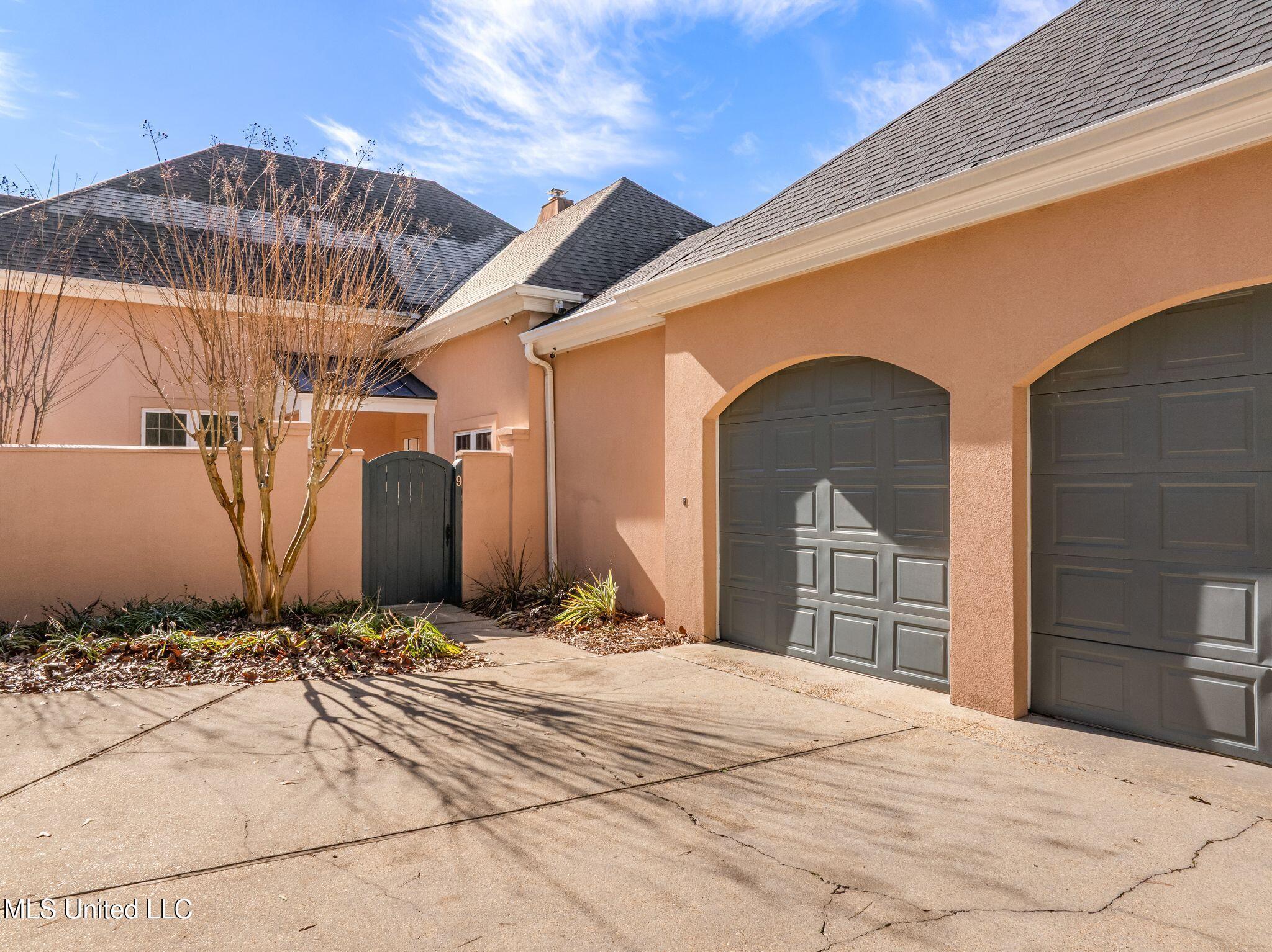 Image 2: 2 car Garage