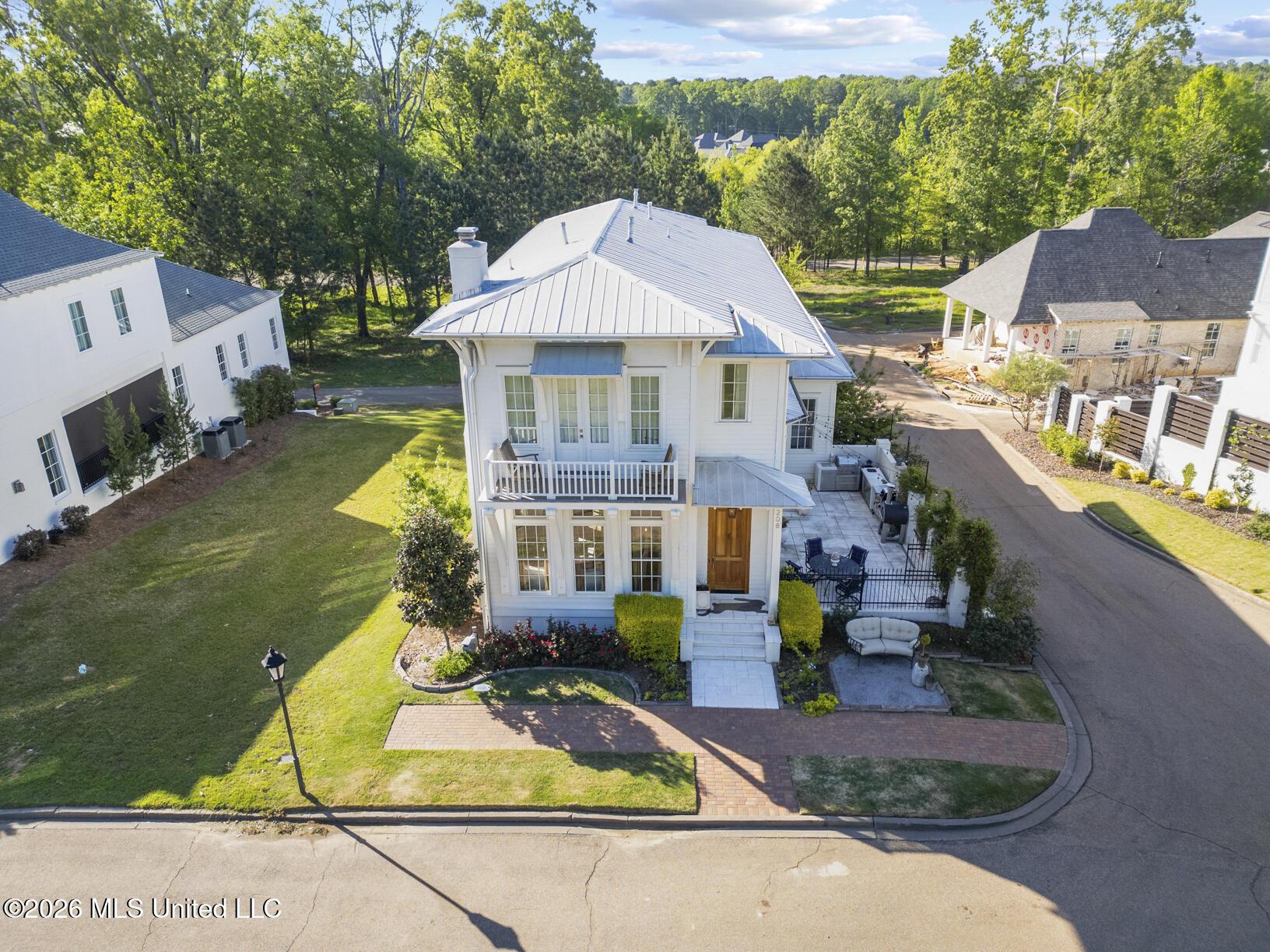 Image 2: Stately Corner Lot