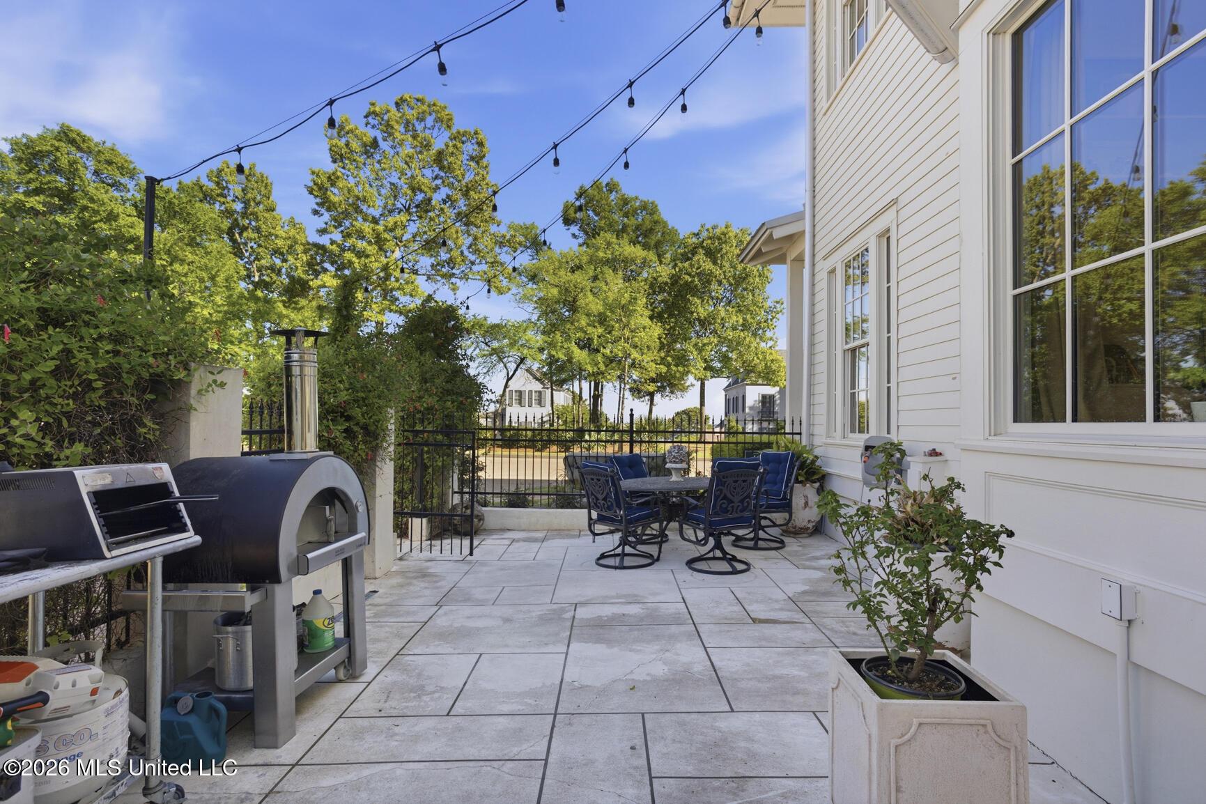 Image 4: Courtyard w/ Outdoor Dining and Living