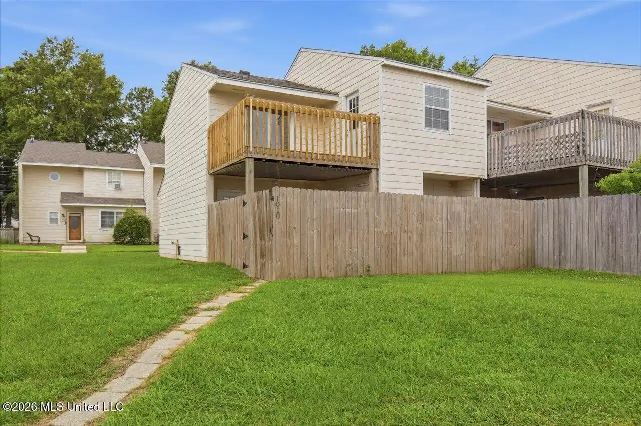 Image 1: Townhome on the Reservoir!