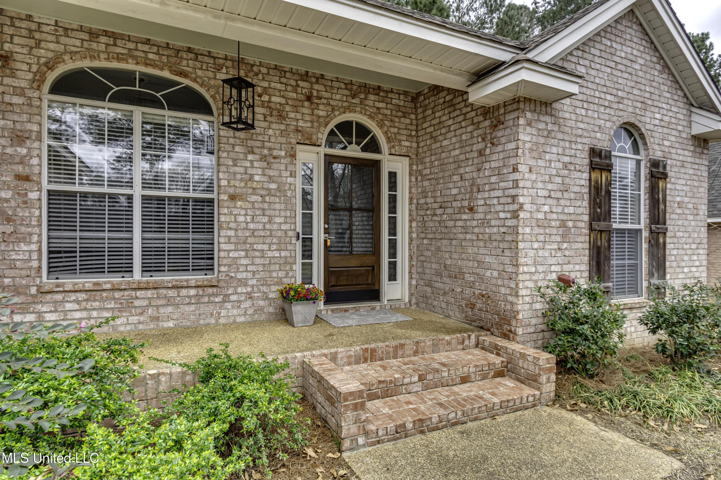 Image 1: 609 Hampshire Dr--9