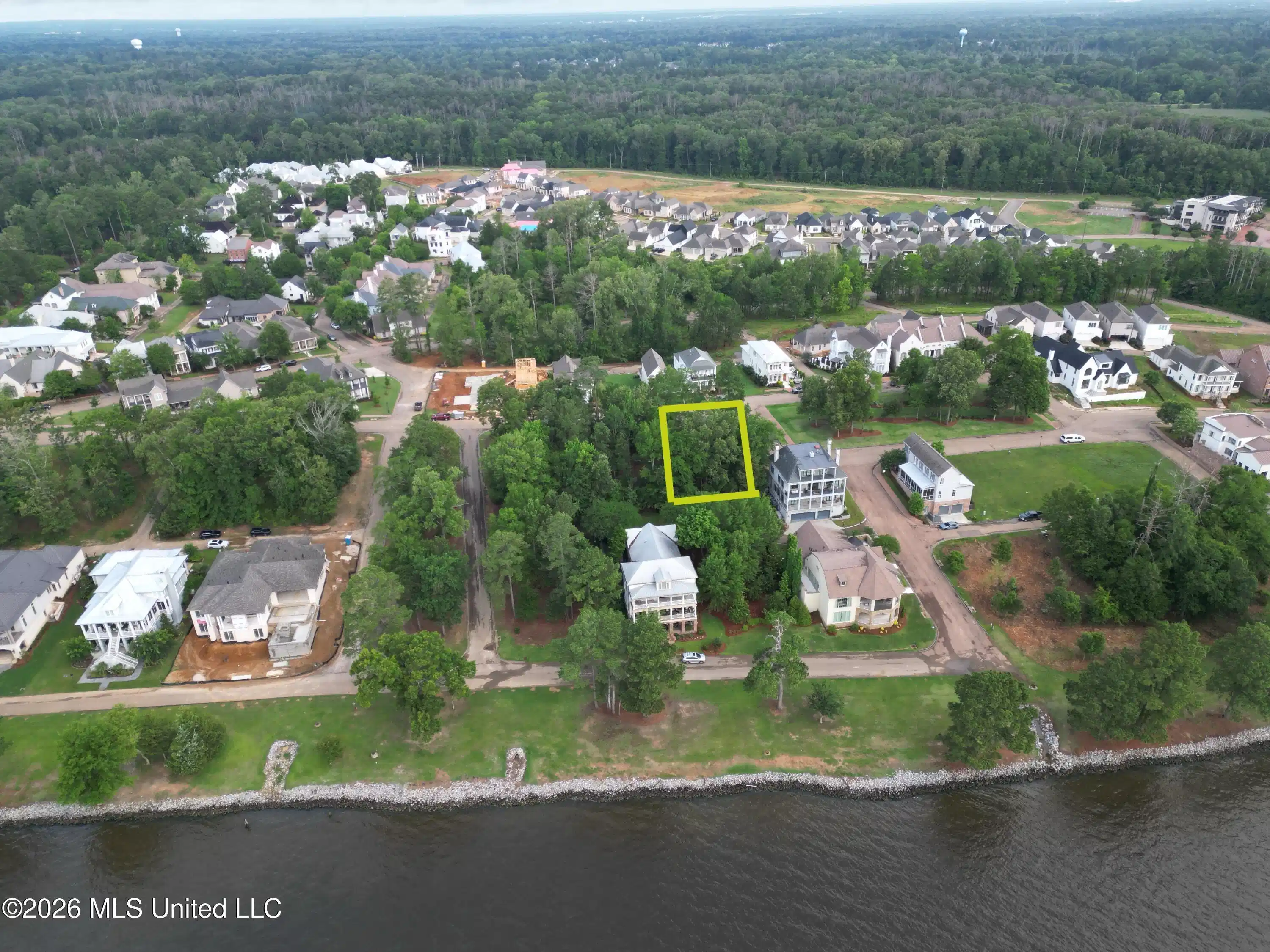 Image 1: Lot with approx lines