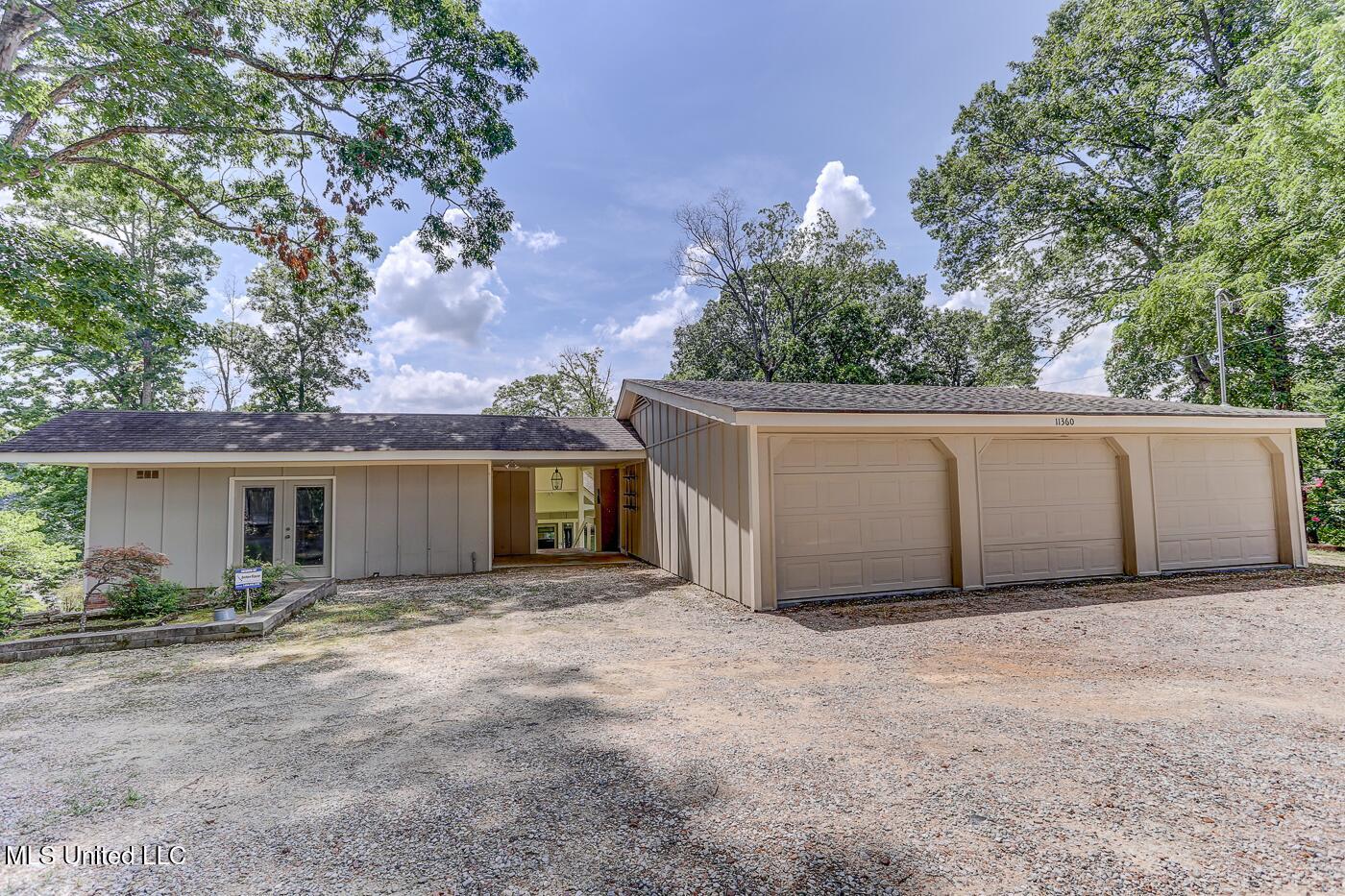 Image 4: Triple Garage