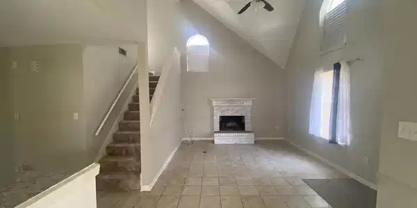 Image 3: Living Room