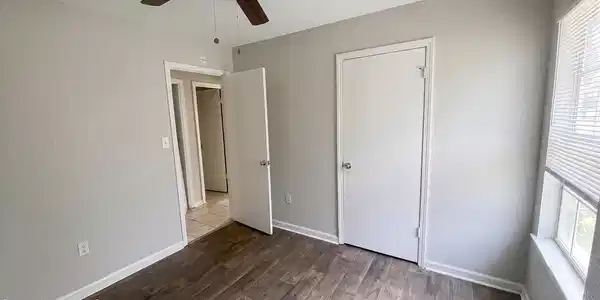 Image 4: Bedroom
