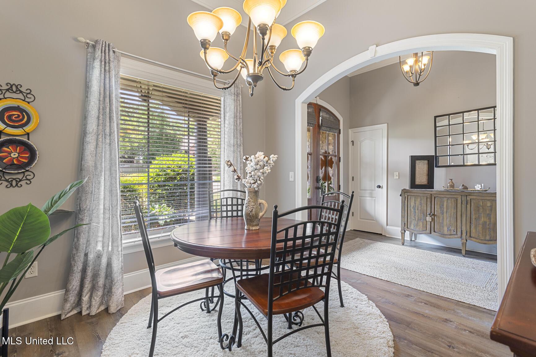 Image 4: dining to foyer