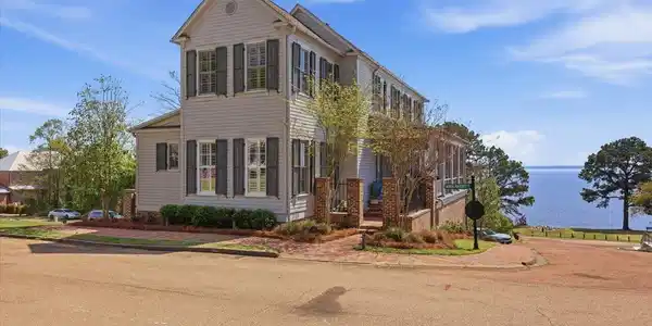 211 N Natchez Drive
