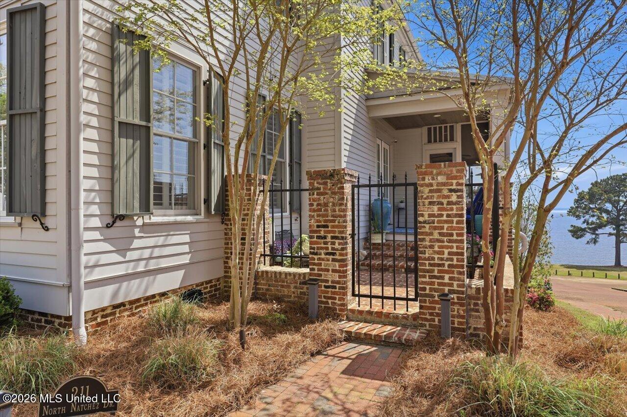 Image 3: 06-211 N Natchez Dr _ Home Tours MS