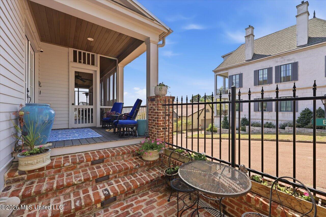 Image 4: 07-211 N Natchez Dr _ Home Tours MS